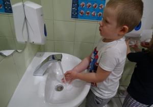 Chłopiec myje ręce